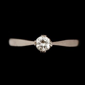RING, 18 k vitguld, med solitär briljant 0.27 ct, svenska stämplar ÖRN 1978.
