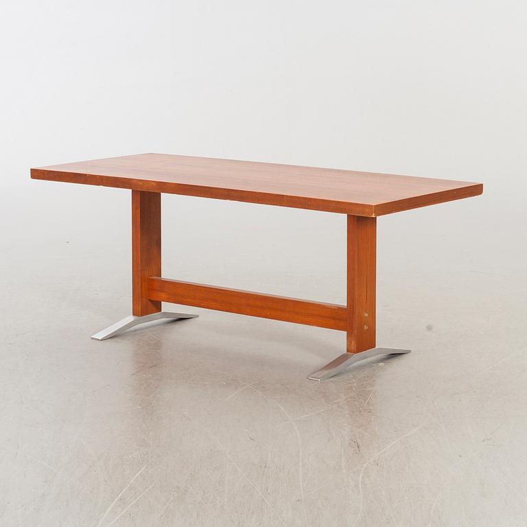 A MID 20TH CENTURY COFFEE TABLE.