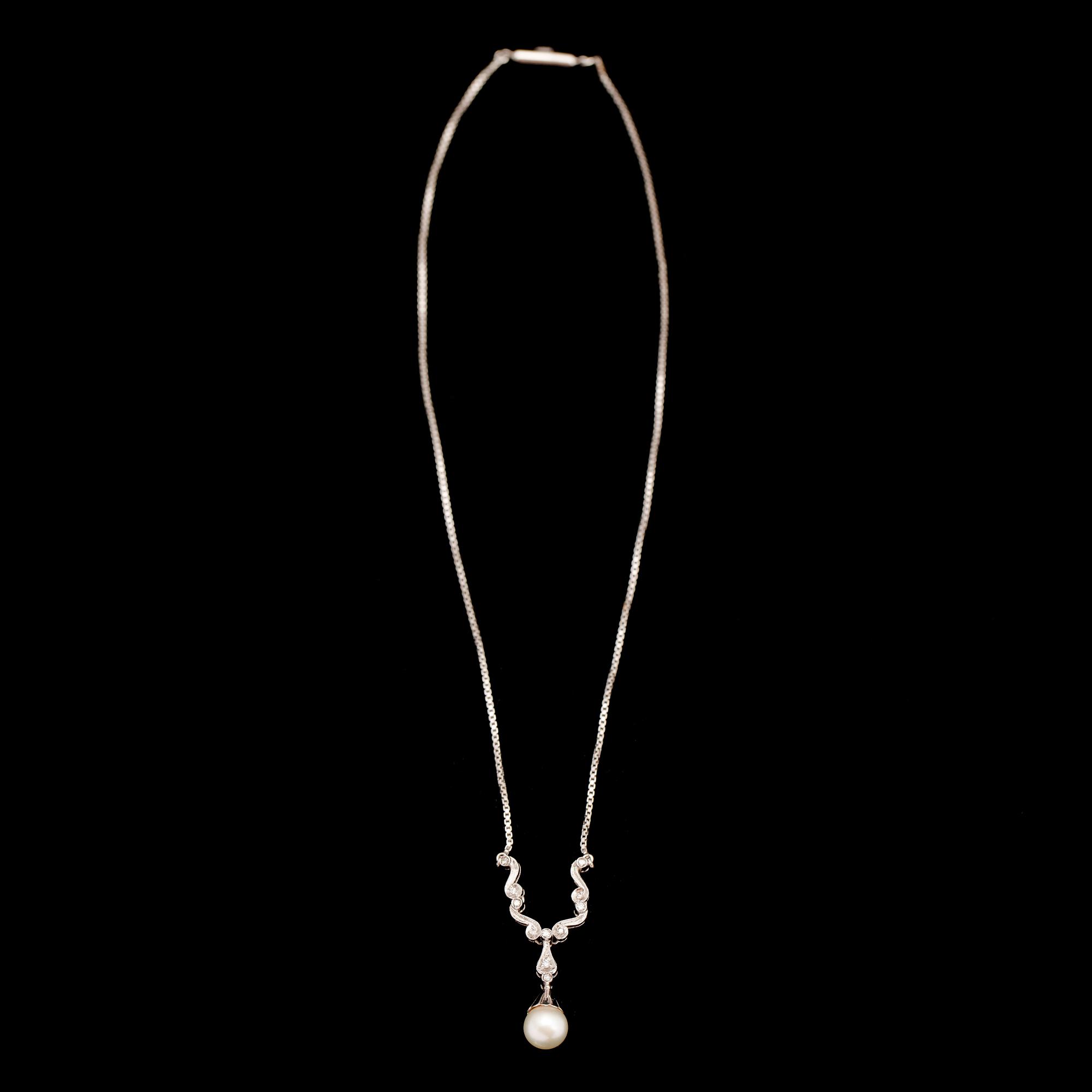 COLLIER, 18 k vitguld, med briljanter och odlad pärla. Tot vikt 9 g.