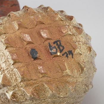 BORIS STOJKOV, skulpturer 4 st + 1 vas, signerade, stengods, Gustavsberg, 1960-/70-tal.