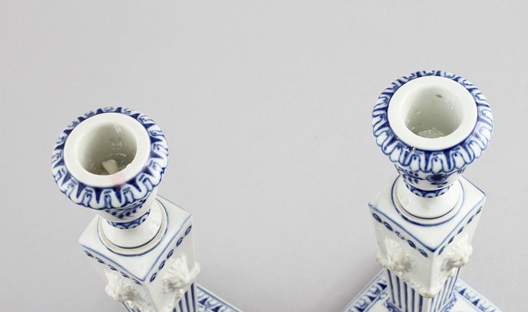 LJUSSTAKAR, ett par, porslin, "Musselmalet" Royal Copenhagen, 1900-tal.