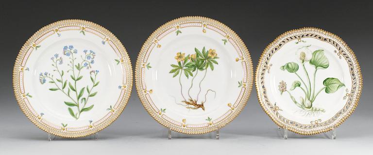 TALLRIKAR, 3 st (2+1), porslin. Flora Danica, Köpenhamn 1900-talets början.