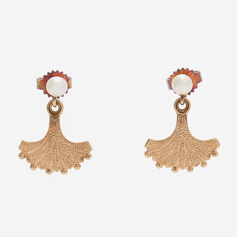Örhängen, "Minne", 14K guld, odlade pärlor. Kalevala Koru 1997.