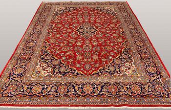 A CARPET, Kashan, ca 387 x 223 cm.