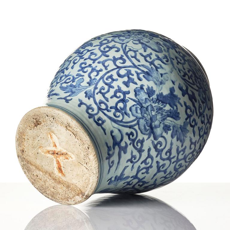 A large blue and white jar, Transition, 17th century.