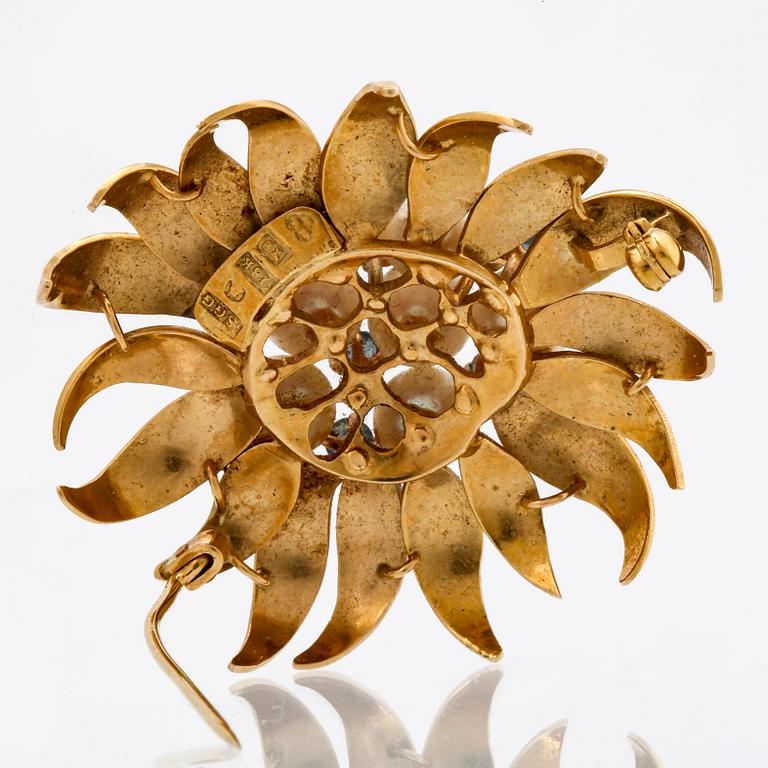 Brosch 18K guld med odlade pärlor ca 7 mm och safirer, bredd ca 4,5 cm, Sengels Guldsmedja Stockholm 1973.
