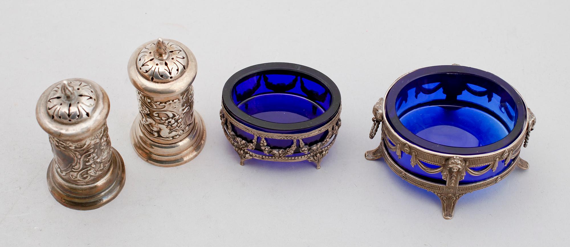 SALTKAR 2 st SAMT PEPPARSTRÖARE 1 par, silver, bl a England. Vikt ca 146 g.