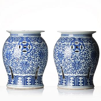 A pair of blue and white garden seats, Qing dynasty, 19th century.