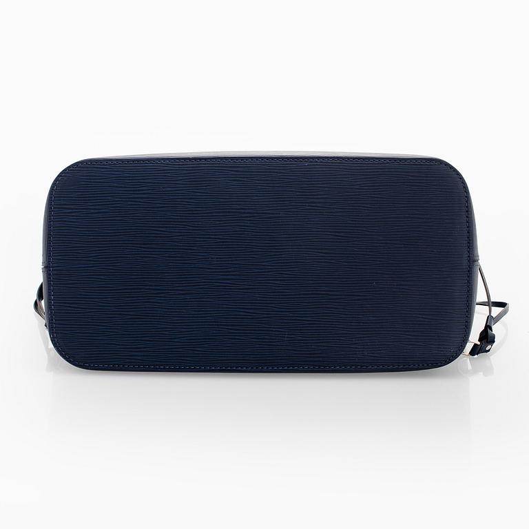 Louis Vuitton, a “Neverfull MM” bag.