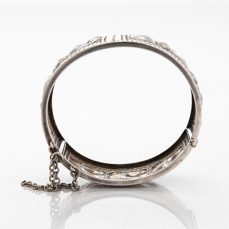 Kalevala Koru, rannekoru, "Karhu", sterlinghopeaa. Helsinki 1980.