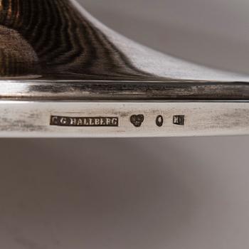 SERVERINGSSKÅL, silver, C. G. Hallberg, Stockholm 1890. Tot. vikt ca 476 g.