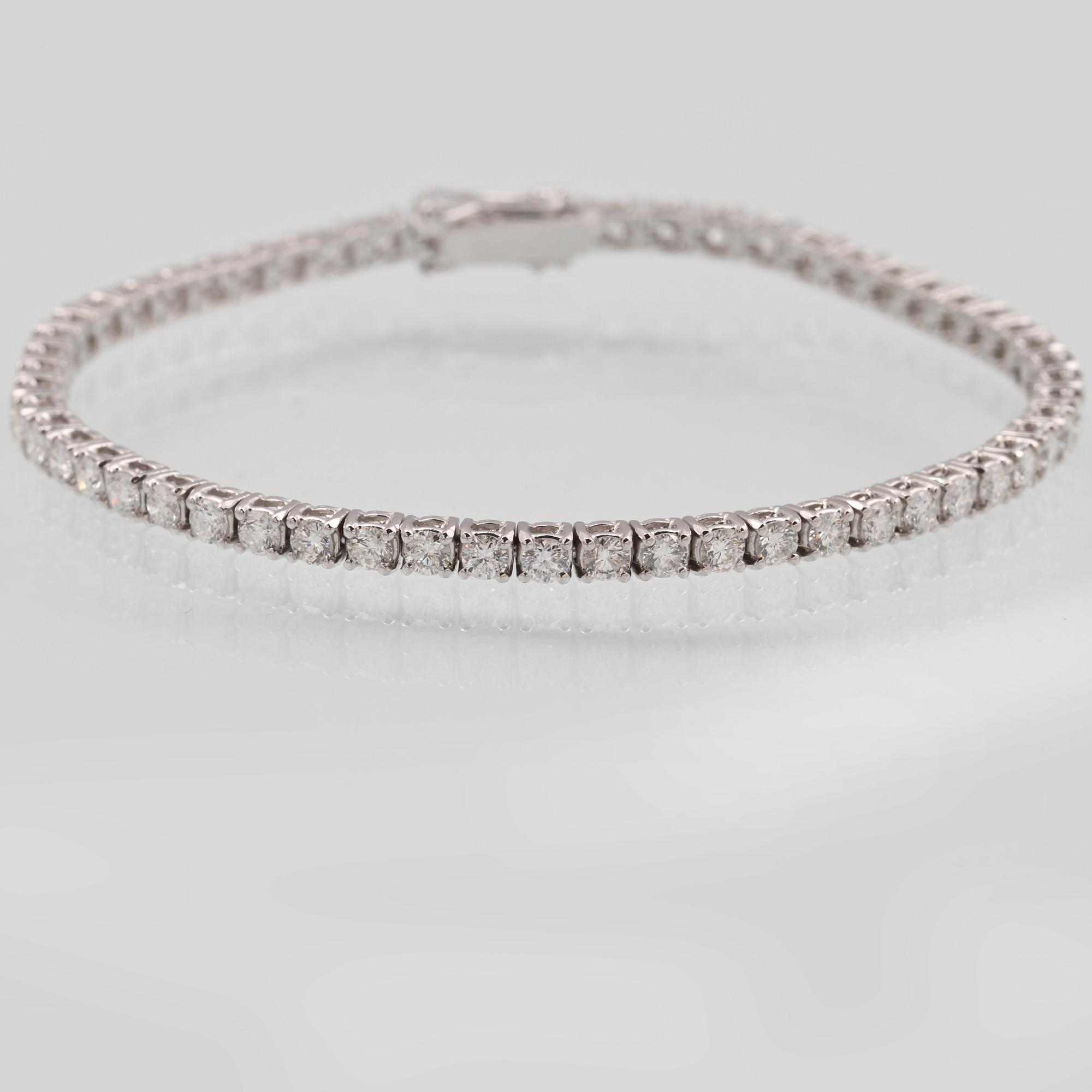 ARMBAND, 18K vitguld med 56 briljantslipade diamanter ca 4.28 ct, Milano, Italien. Vikt 12,3 gram.
