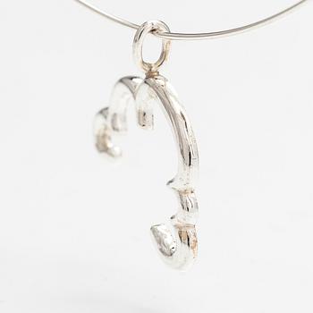 Pekka Piekäinen, Halsband "Varje moln har en silverkant", sterlingsilver. Platinoro, Åbo. För Aarikka.