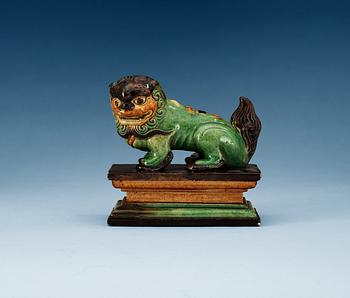 1263. A green, yellow and aubergine glazed figure of a dog, Qing dynasty, 19th Century.