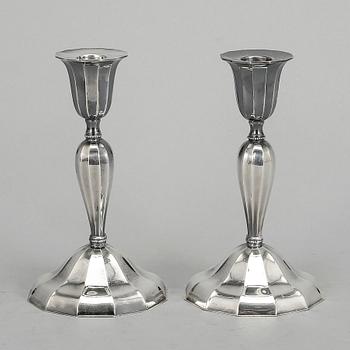 LJUSSTAKAR, ett par, silver, Finland, 1900-talets första hälft.