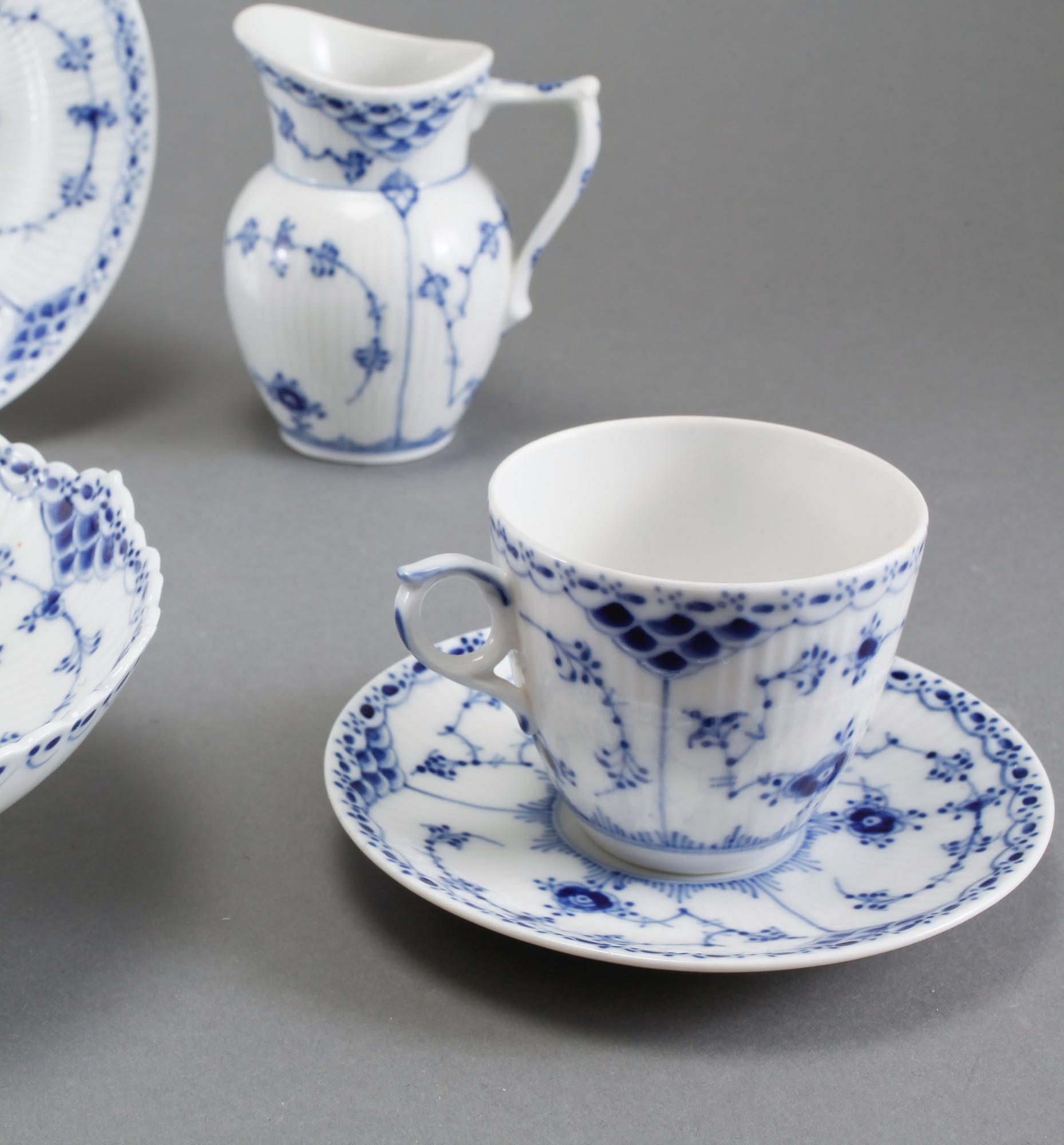 SERVISDELAR, 36 delar, porslin, "Musselmalet", Royal Copenhagen, 1900-tal.