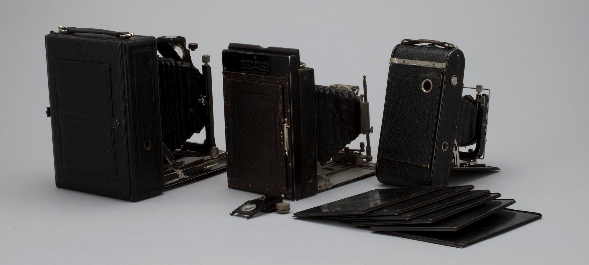 BÄLGKAMEROR, 3 st. samt KASSETTER 6 st, 1900-talets första kvartal.