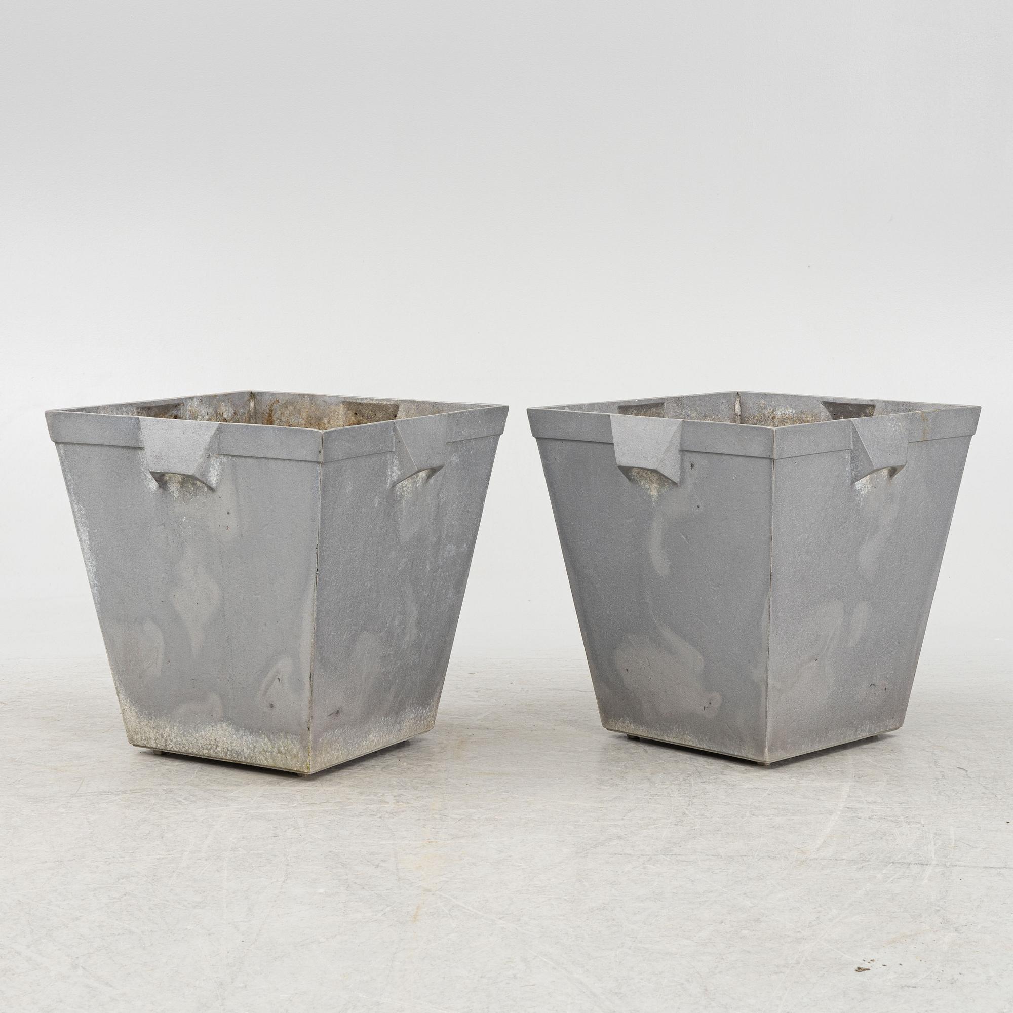 Björn Alge, planteringskärl, ett par, "Karl", Byarums Bruk.