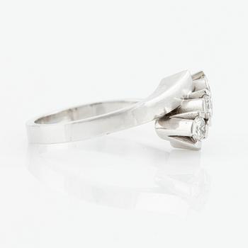 Ring, 18K white gold with brilliant cut diamonds.