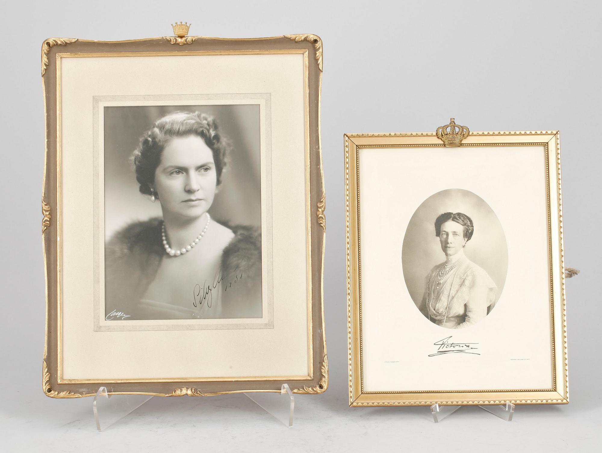 KUNGLIGT FOTO samt FOTOGRAVYR, 1 + 1, bl a signerad av hovfotograf Jaeger samt prinsessan Sibylla och daterad 1939.