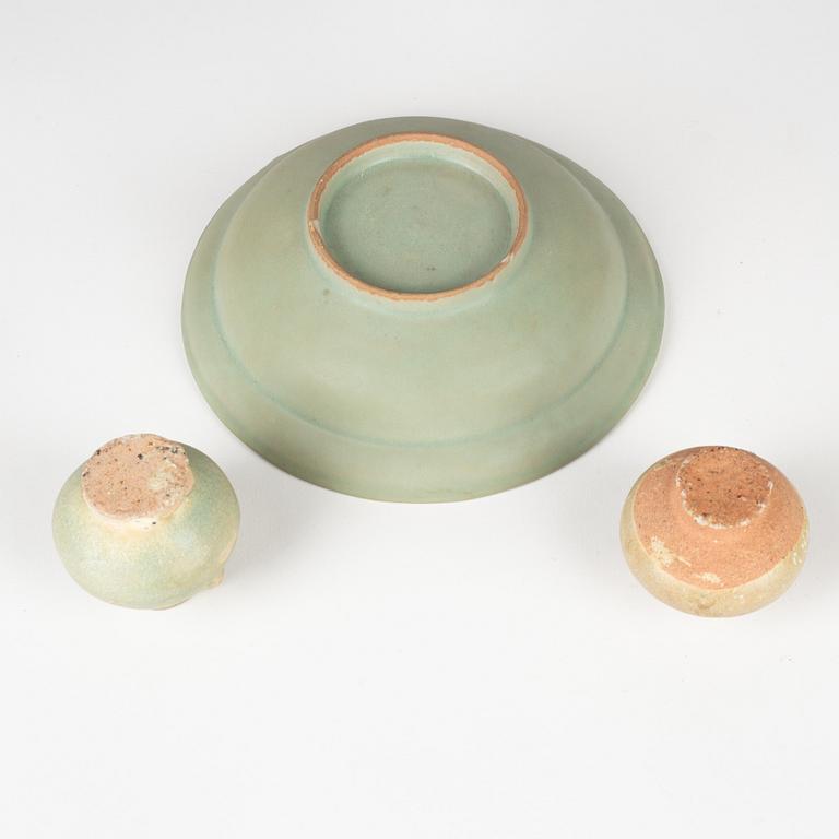 Krukor, två stycken samt fat, keramik. Sydostasien, 14/1600-tal.