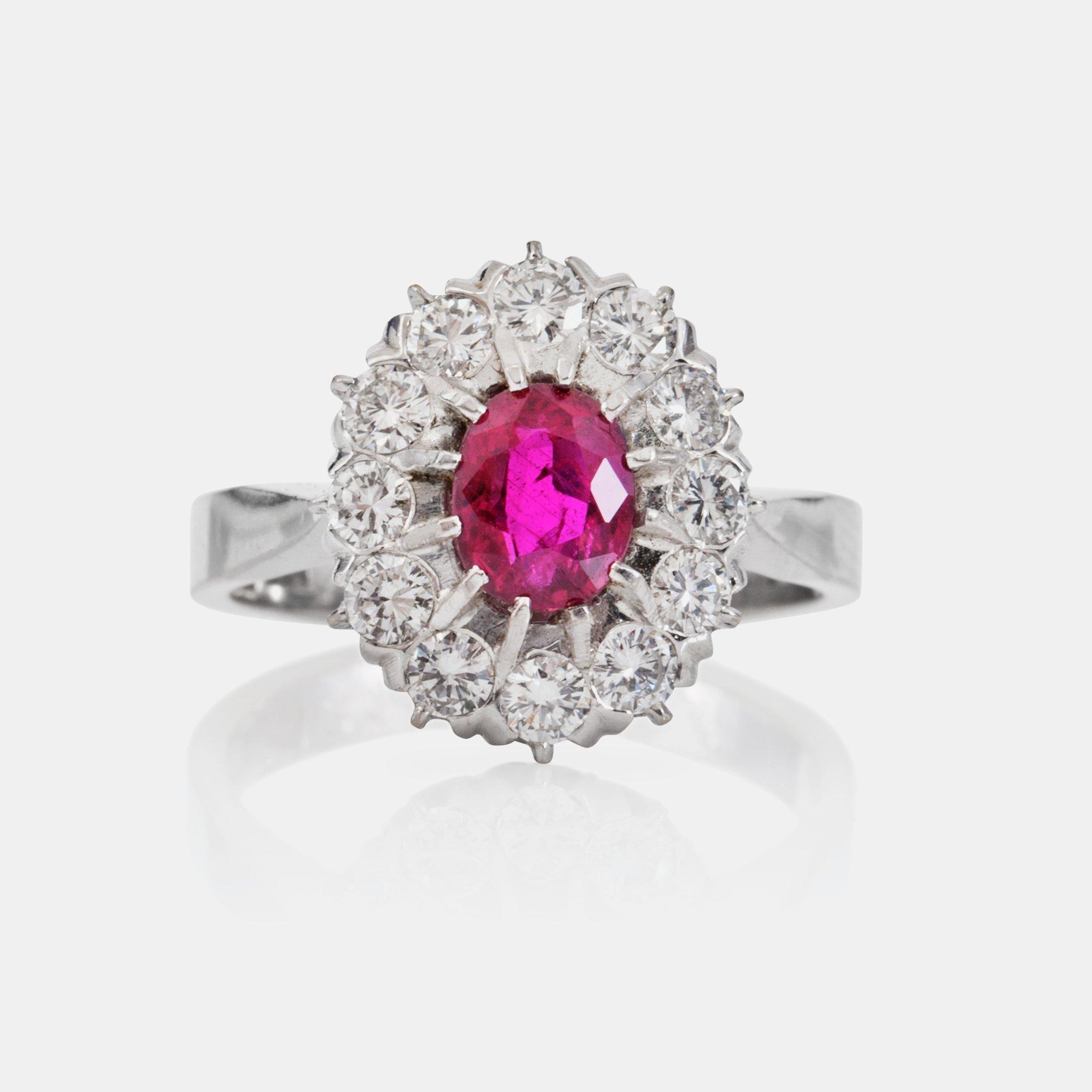 RING med rubin ca 1.00 ct samt 12 diamanter totalt ca 0.77 ct. Tillverkad av Stigbert, Stockholm.