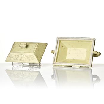 An archaistic porcelain vessel with cover, Qing dynasty with Guangxu six character mark and of the period (1875-1908).