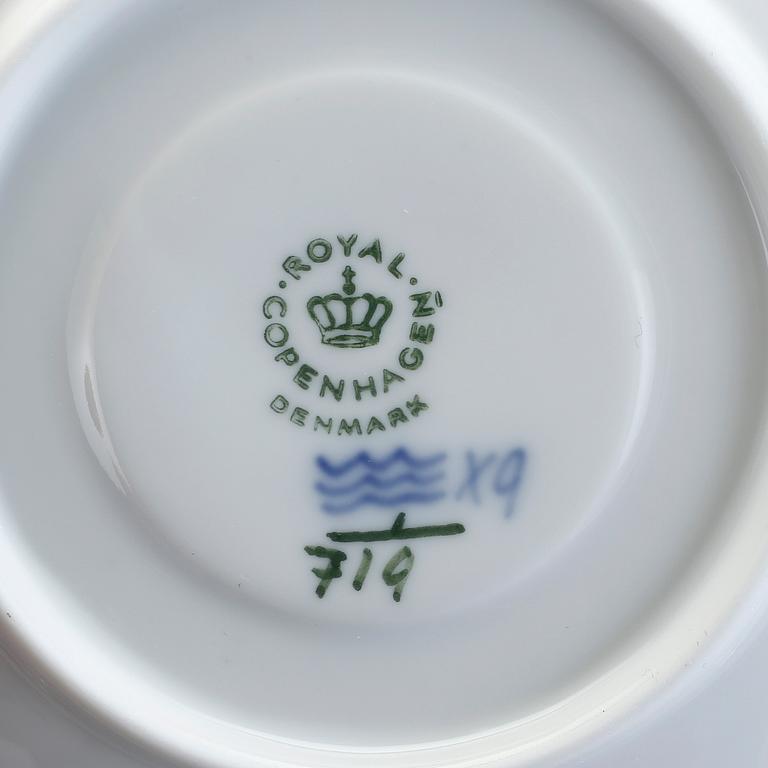 KAFFESERVIS, 33 delar, porslin, Musselmalmet halvblond, Royal Copenhagen.