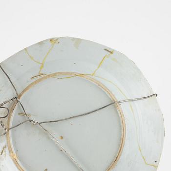 Tallrikar, 5 st, samt bärtallrikar, 2 st, porslin, Kina, Qianlong (1736-95).