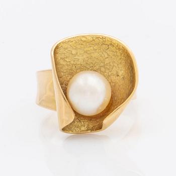 ELON ARENHILL ring 18K guld med 1 odlad pärla ca 9 mm Malmö 1982, total vikt 10,7 g.