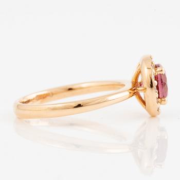Ring 18K roséguld med rosa turmalin och briljantslipade diamanter.