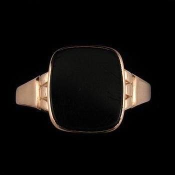 RINGAR, 2 st, 20k samt 18k guld med onyx, Skövde respektive Köping, 1900-talets mitt. Total vikt 8 g.