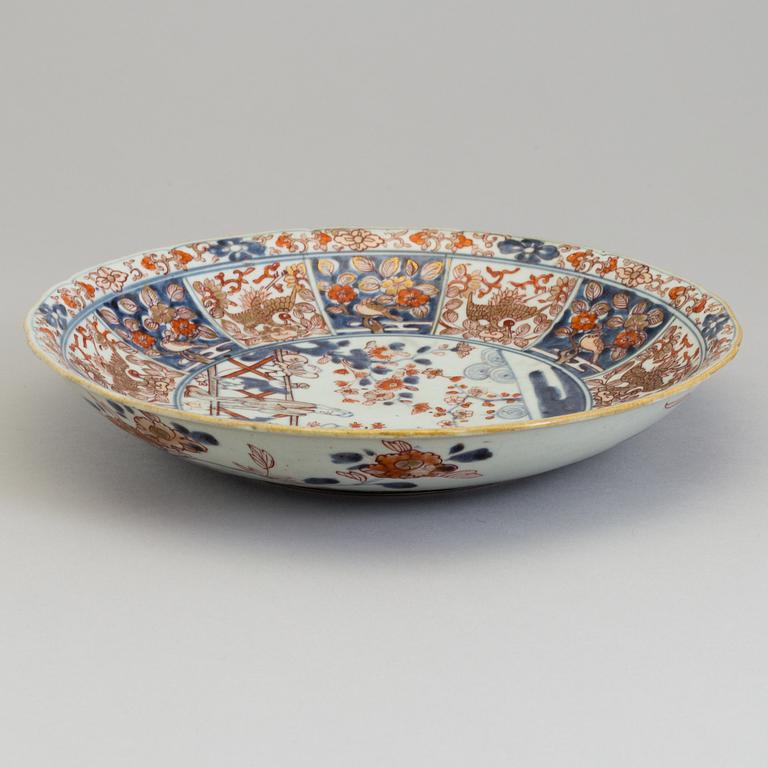 A Japanese imari dish, 18th Century.
