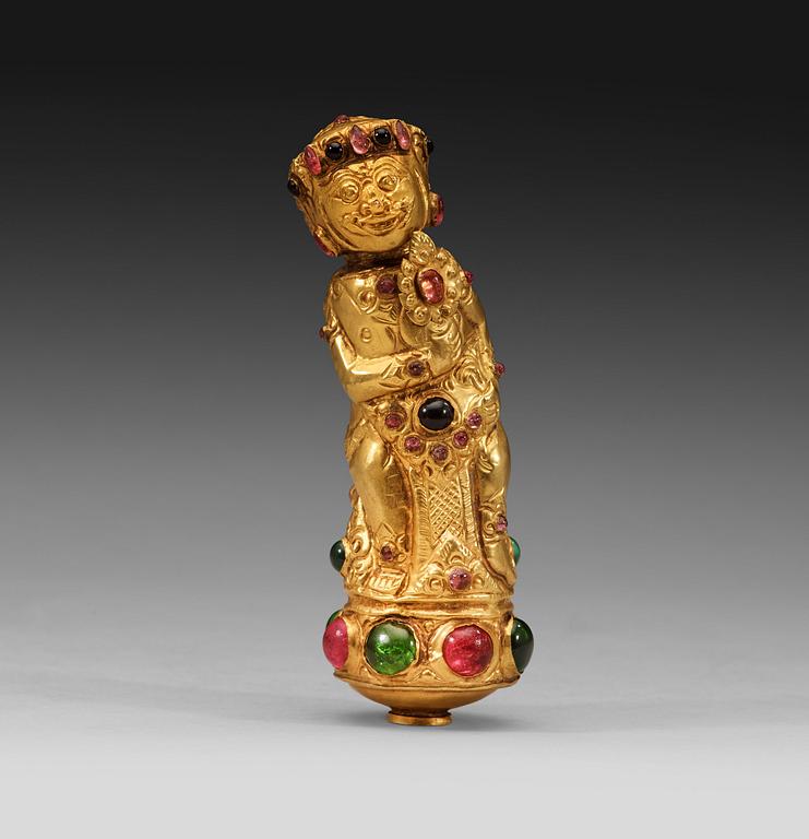 A low content chased gold Kris handle in the shape of Bima, Java or Bali, presumably 19th Century.