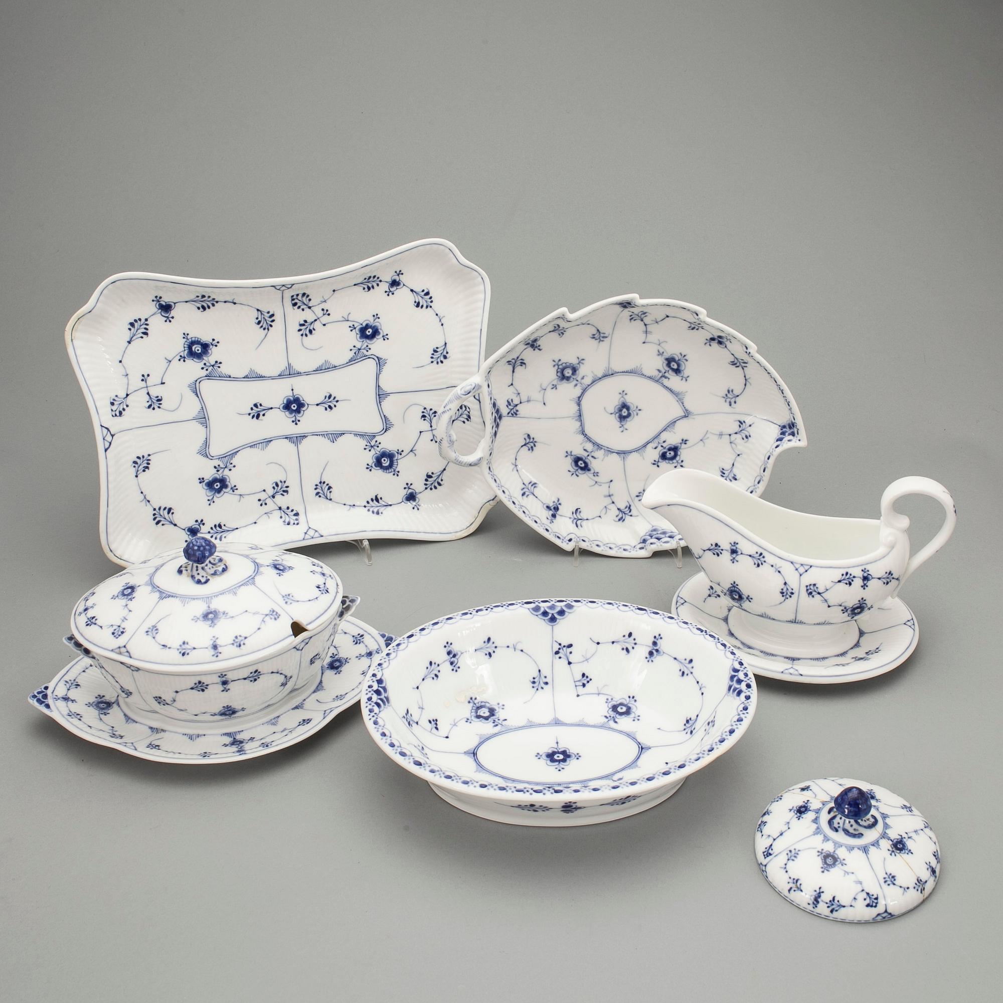 SERVISDELAR, ca 90 delar, porslin, "Musselmalet", Royal Copenhagen.