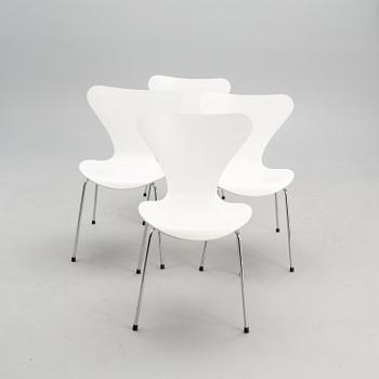 A "Superellips" table and four "Sjuan" chairs, manufacturer's labels, Fritz Hansen, Denmark.