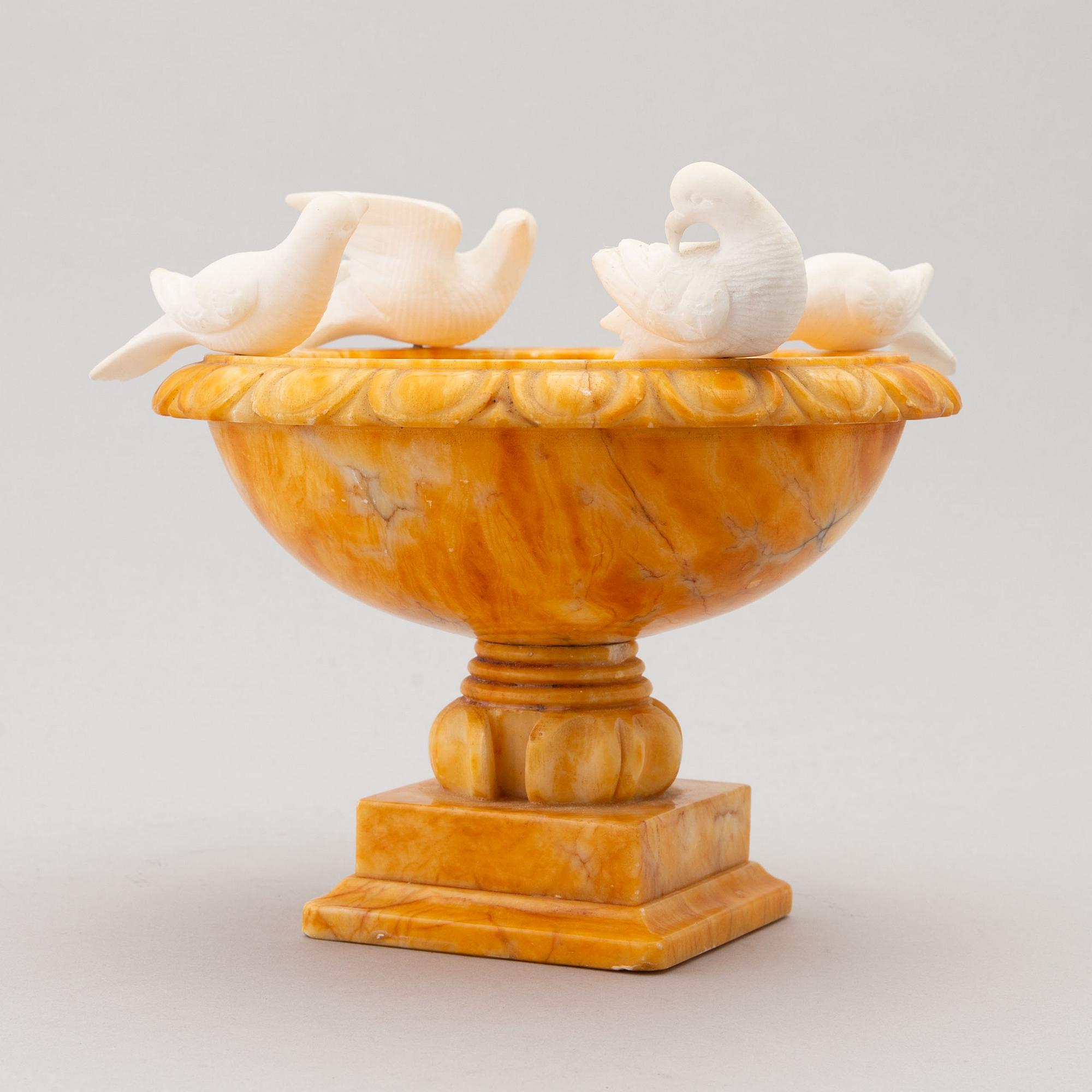Skål på fot, alabaster, Italien, 1900-tal.