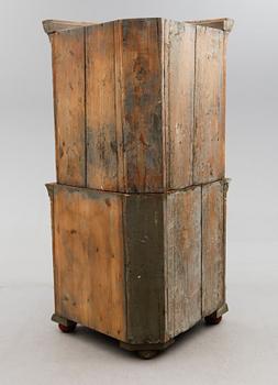 HÖRNSKÅP, allmoge, 1800-talets första hälft.