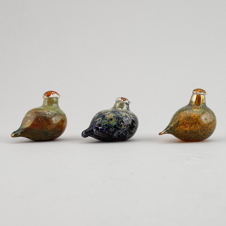 Oiva Toikka, three miniature glass birds, Nuutajärvi, Finland, signed.