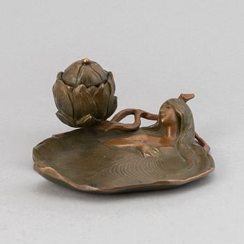 An Art Nouveau patinated bronze inkwell, first half of the 20th century.