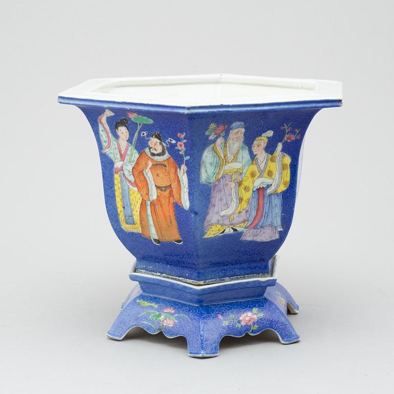 A 20TH CENTURY CHINESE PORCELAIN FLOWER POT AND STAND.