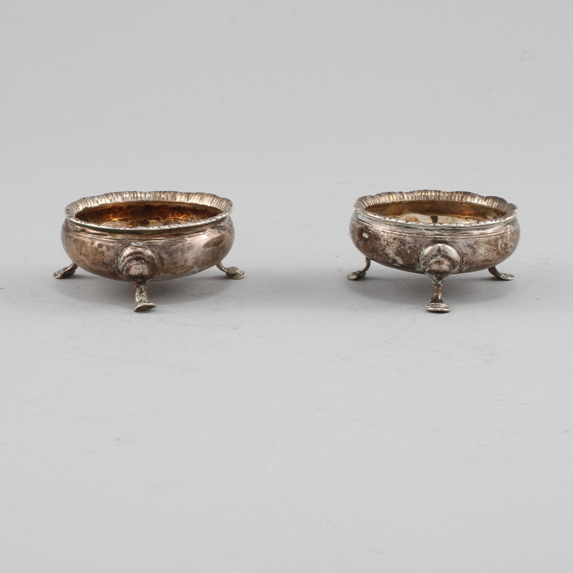 SALTKAR, ett par, silver, London, England, omkring sekelskiftet 1800. Vikt 93 g.