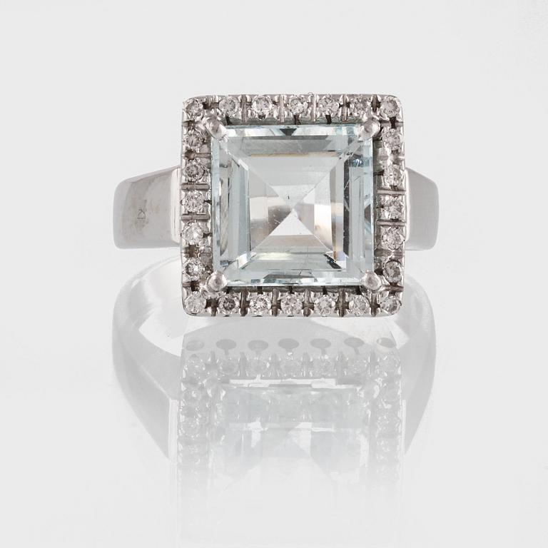 RING, 18K vitguld med briljantslipade diamanter samt fasettslipad akvamarin. Vikt 7,8 gram.