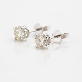 A circa 1.00 cts brilliant-cut earrings.