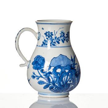 A blue and white ewer, Qing dynasty, Kangxi (1662-1722).