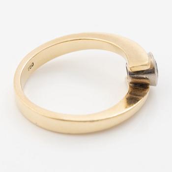 18K gold ring with a round brilliant-cut diamond.