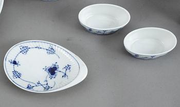 SERVIS, 96 delar, porslin, "Musselmalet", Royal Copenhagen, 1900-talets andra hälft.