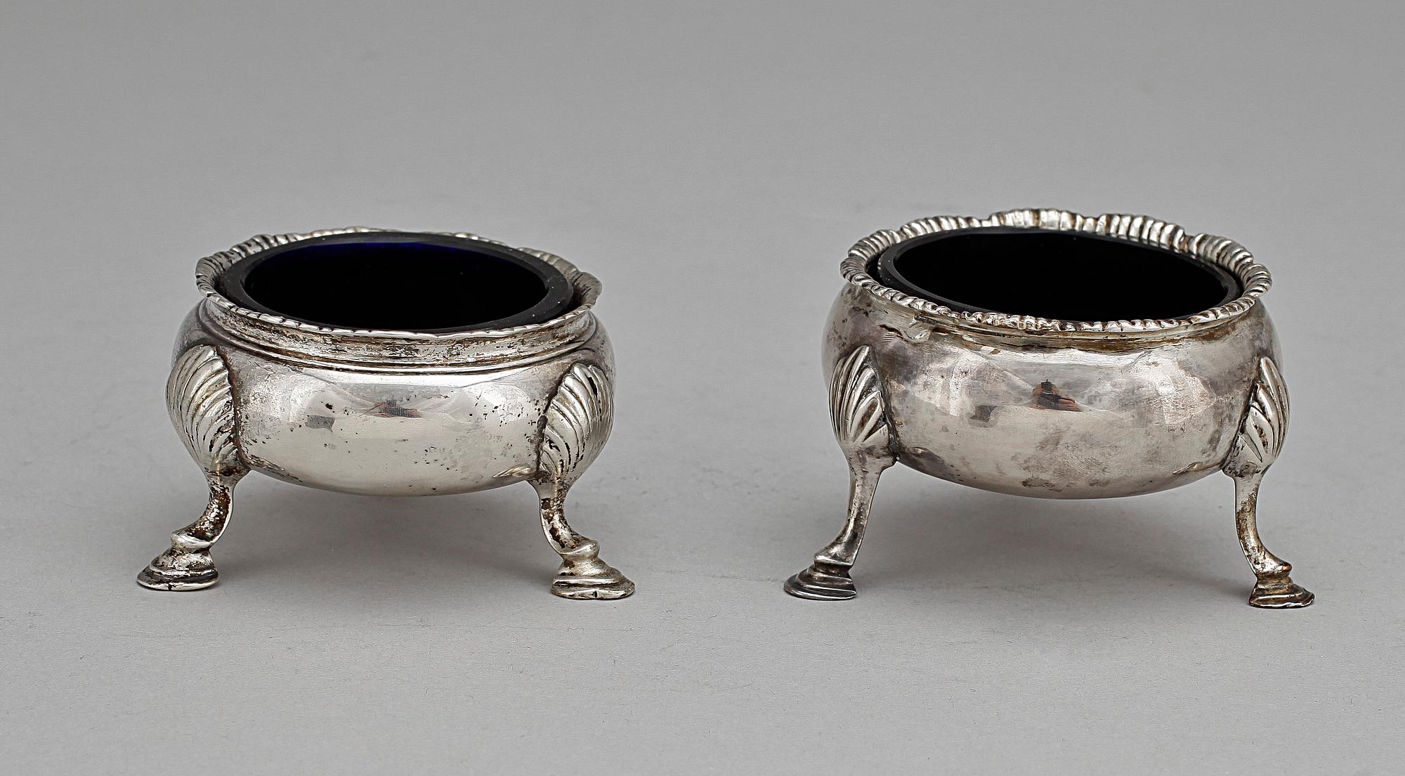 SALTKAR, 2 st, silver, Thomas Sheph, London, England 1772 samt Fuller White, London 1750. Tot vikt ca 243 g.