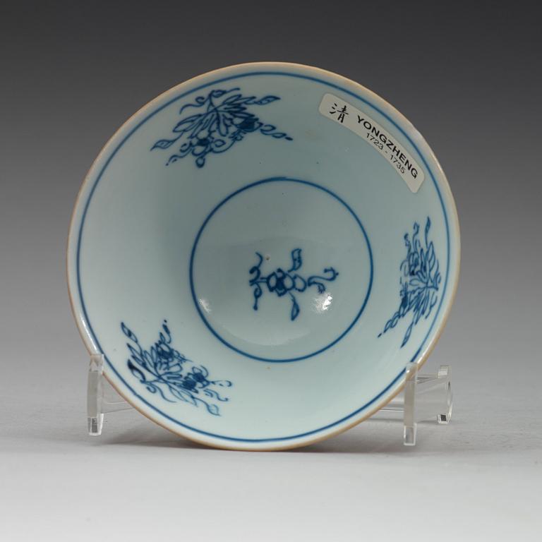 A blue and white and "café au lait" cup, Qing dynasty, Yongzheng (1723-36).