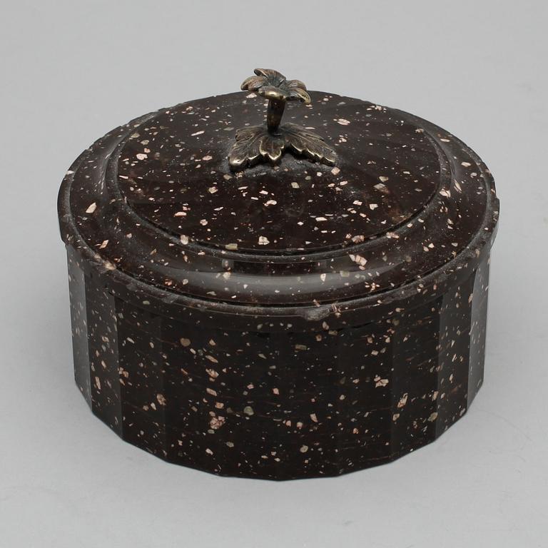 SMÖRASK, porfyr, Älvdalen, empire, 1800-talets början.